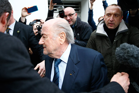Sepp Blatter quitte la salle après une conférence de presse à Zurich, en Suisse, le 21 décembre 2015. 