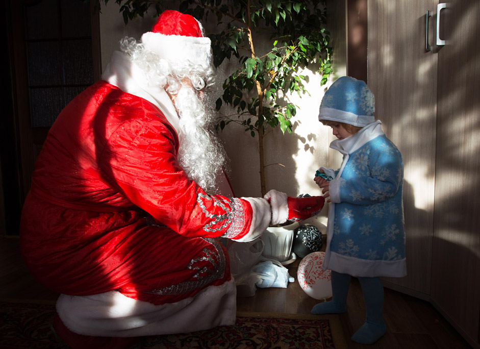 Дедо Мраз во селото Астировка во Горковскиот реон му ја честита Новата година на детенце. 29 декември, 2015. Омска област, Русија.