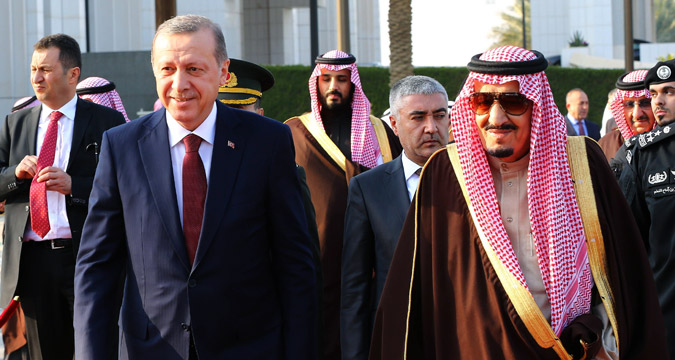 Turkish President Recep Tayyip Erdogan (left) and Saudi King Salman bin Abdulaziz Al Saud (right) attend an official welcome ceremony prior to their meeting at Al Yamama Palace in Riyadh, Saudi Arabia, on Dec. 29, 2015. 