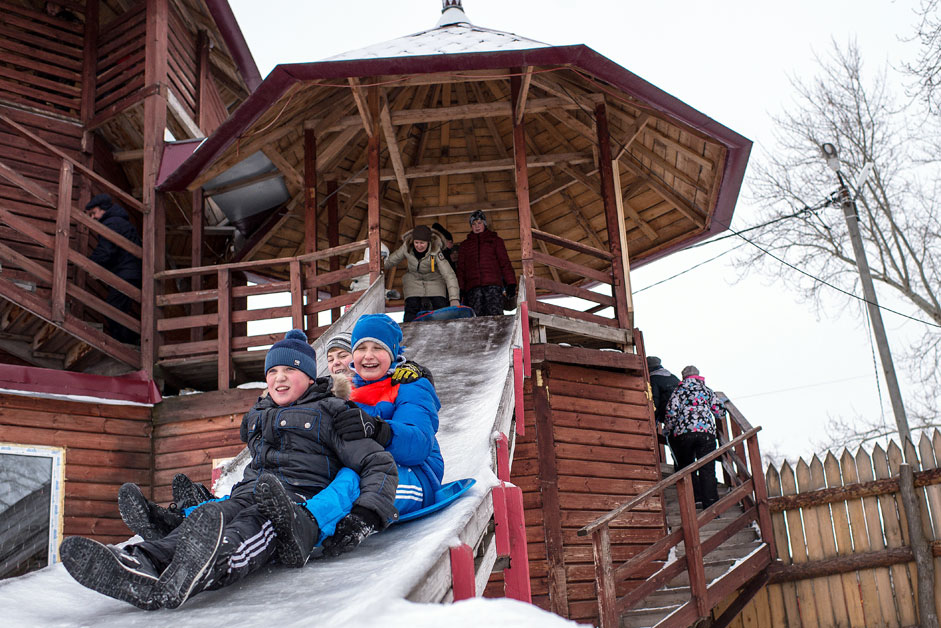 Деца се пързалят на територията на сибирската резиденция на Дядо Мраз в гр. Болшеречие, Омска област.