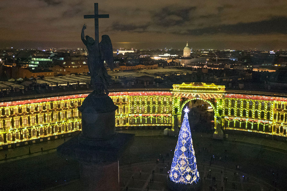 Светлинно шоу на Дворцовия площад, на който е инсталирана новогодишна елха, в Санкт Петербург.