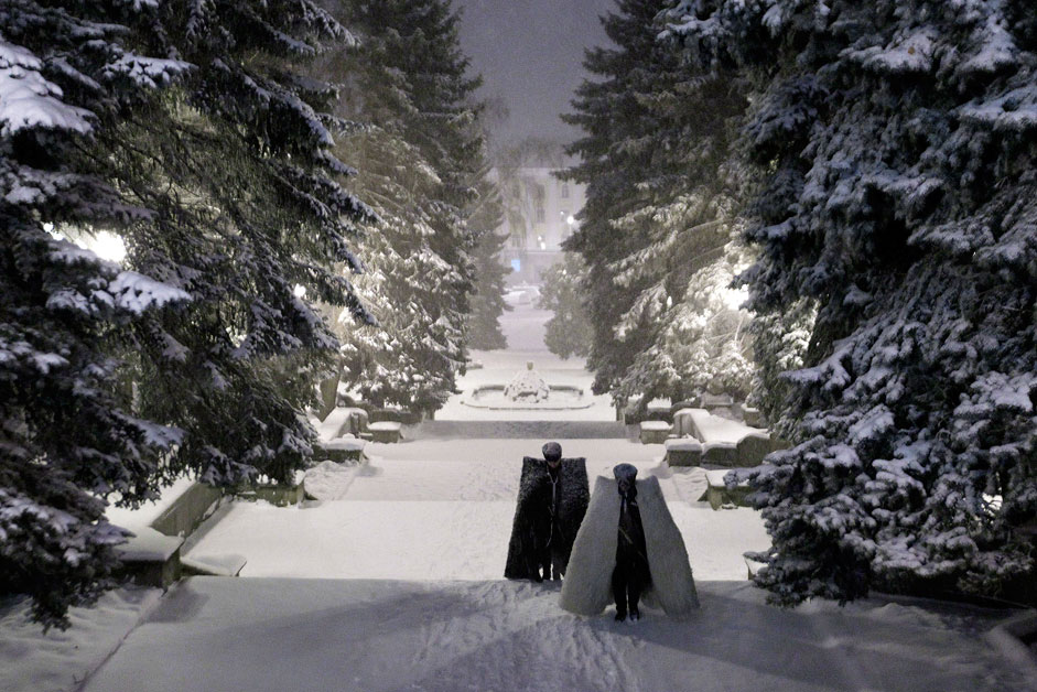 Руски Козаци, облечени во традиционална униформа, го чуваат  Казањскиот Собор во текот на Божиќната служба, во Ставропол, јужна Русија. 