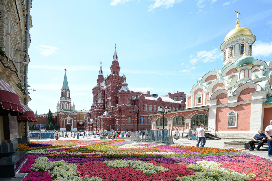 Cvijeće u Nikoljskoj ulici pored moskovskog trgovinskog centra GUM. U pozadini se vide Kremlj i Povijesni muzej.