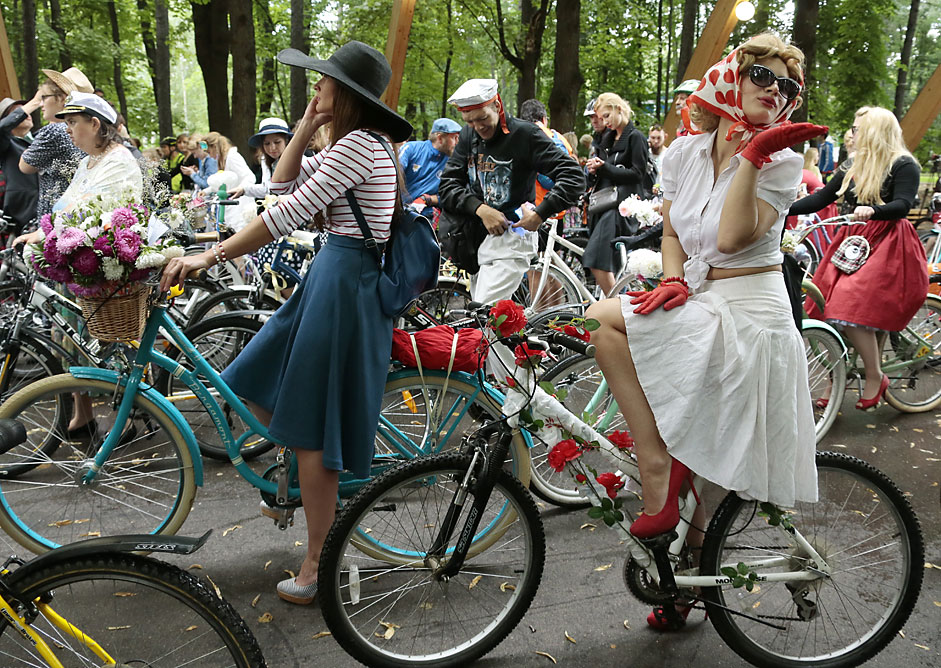 Участници във велопарада „Дами с велосипеди“ в московския парк Соколники.
