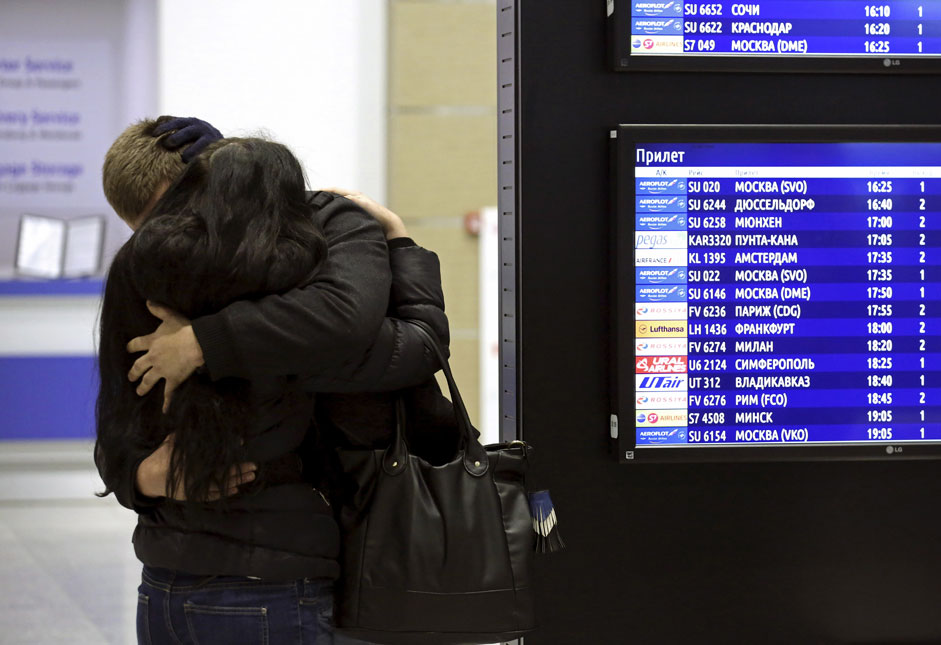 Una coppia piange davanti ai tabelloni dei voli all’aeroporto Pulkovo, dove sarebbe dovuto atterrare l’Airbus-321 partito da Sharm el-Sheikh