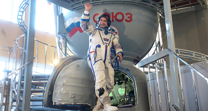 El comandante Mijaíl Tyurin durante un entrenamiento en un simulador de la nave Soyuz TMA-11M en el Centro de Entrenamiento Gagarin