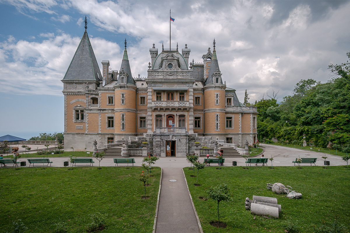 Massandra Palace in Crimea, a former tsarist residence and one of the most beautiful architectural monuments in Crimea, looks stunning and interesting to this day.Initially the castle was owned by the Vorontsov family. The owner Semen Vorontsov was a general under Alexander III and a member of a very famous and wealthy family, close to the tsar.