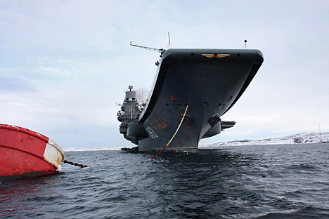 Kapal induk Laksamana Kuznetsov milik Armada Utara Rusia merapat di Severomorsk setelah misi di Samudra Atlantik dan Laut Tengah. Dokumentasi milik Layanan Kehumasan Angkatan Laut Rusia.