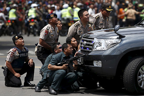 Des policiers indonésiens ont établi un cordon de sécurité alors qu’ils poursuivent des suspects après une série d’attentats à Jakarta, le 14 janvier 2016. 