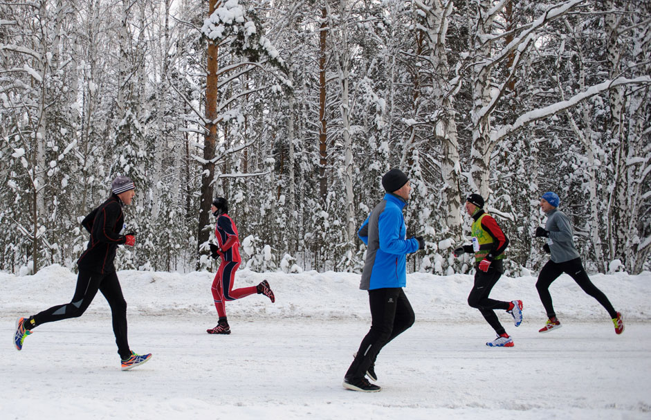 Teilnehmer des weihnachtlichen Halbmarathons in Jekaterinburg laufen von dem kleinen Ort Ganina Jama bis zum Pilgerzentrum.
