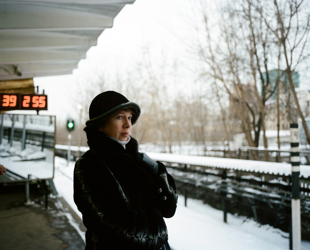 Tomer capture les splendides intérieurs du métro de Moscou, la lumière, les perspectives, les anciens, les jeunes… Tout et tous, du vétéran de l’Armée rouge à la belle jeune femme russe enveloppée d’un grand manteau de fourrure.