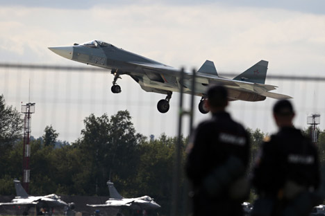 Jet tempur Sukhoi T-50 Rusia mendarat pada pembukaan Pertunjukan Udara MAKS di Zhukovsky, luar kota Moskow, 27 Agustus 2013.