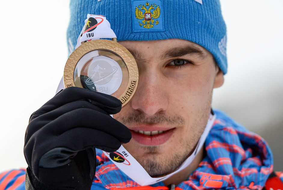 Der russische Biathlet Anton Schipulin hat im Verfolgungsrennen beim Weltcup in Antholz (Italien) die Goldmedaille gewonnen. 