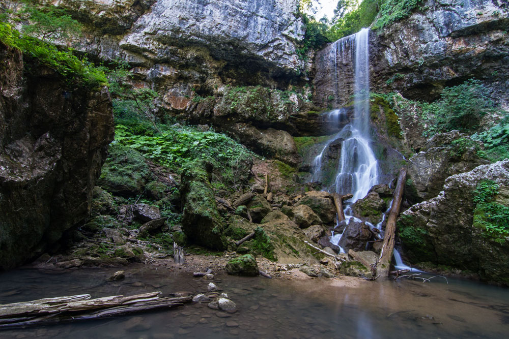 Во близина се наоѓа и Универзитетскиот водопад, кој својот назив го има добиено според студентите од Кубањскиот државен универзитет од Краснодар кои биле тука на студентска практика и кои отседнале во блиското село.