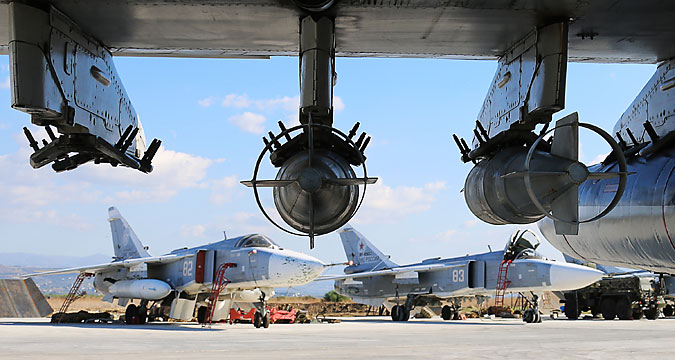 Bombardeiros posicionados na base aérea russa de Hmeimim, na Síria