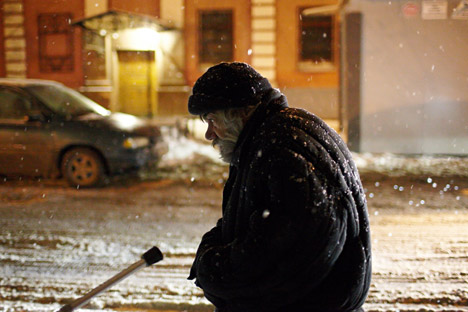 Un sans-abri dans les rues de Moscou.  