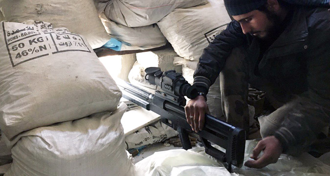 Seorang prajurit Tentara Suriah berada di garis depan selama perang melawan teroris di Darayya, sebuah kota di pinggiran Damaskus.