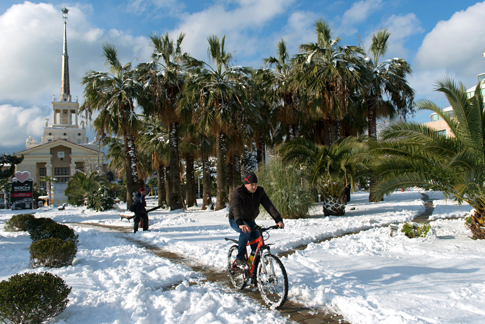 Auch in Sotschi ist Schnee kein Hindernis, um Fahrrad zu fahren.