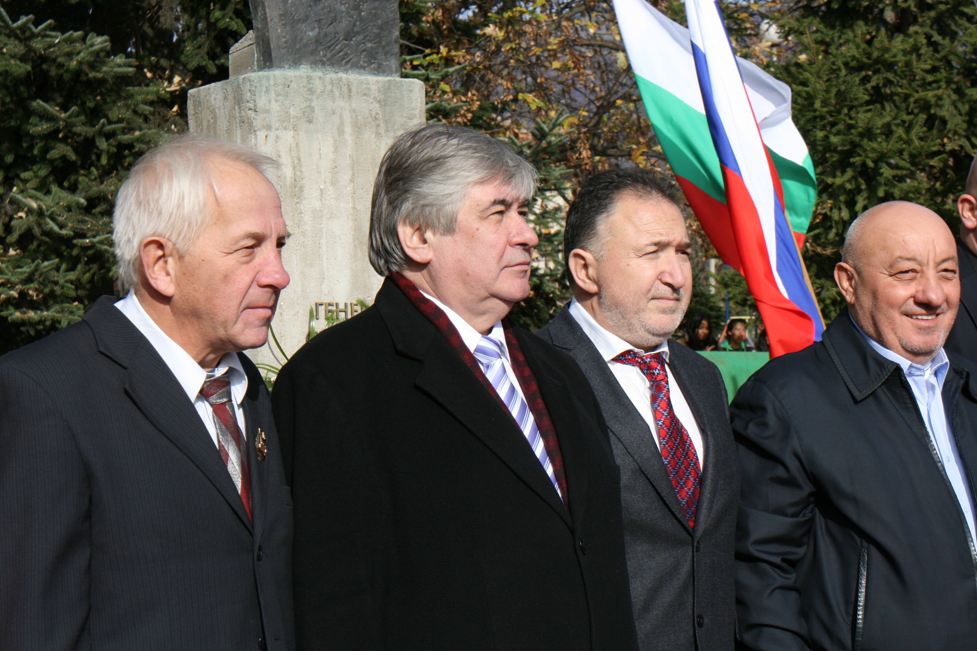 Н. Пр. Анатолий Макаров (втори от ляво надясно) пред паметника на генерал Николай Столетов в с. Столетово.