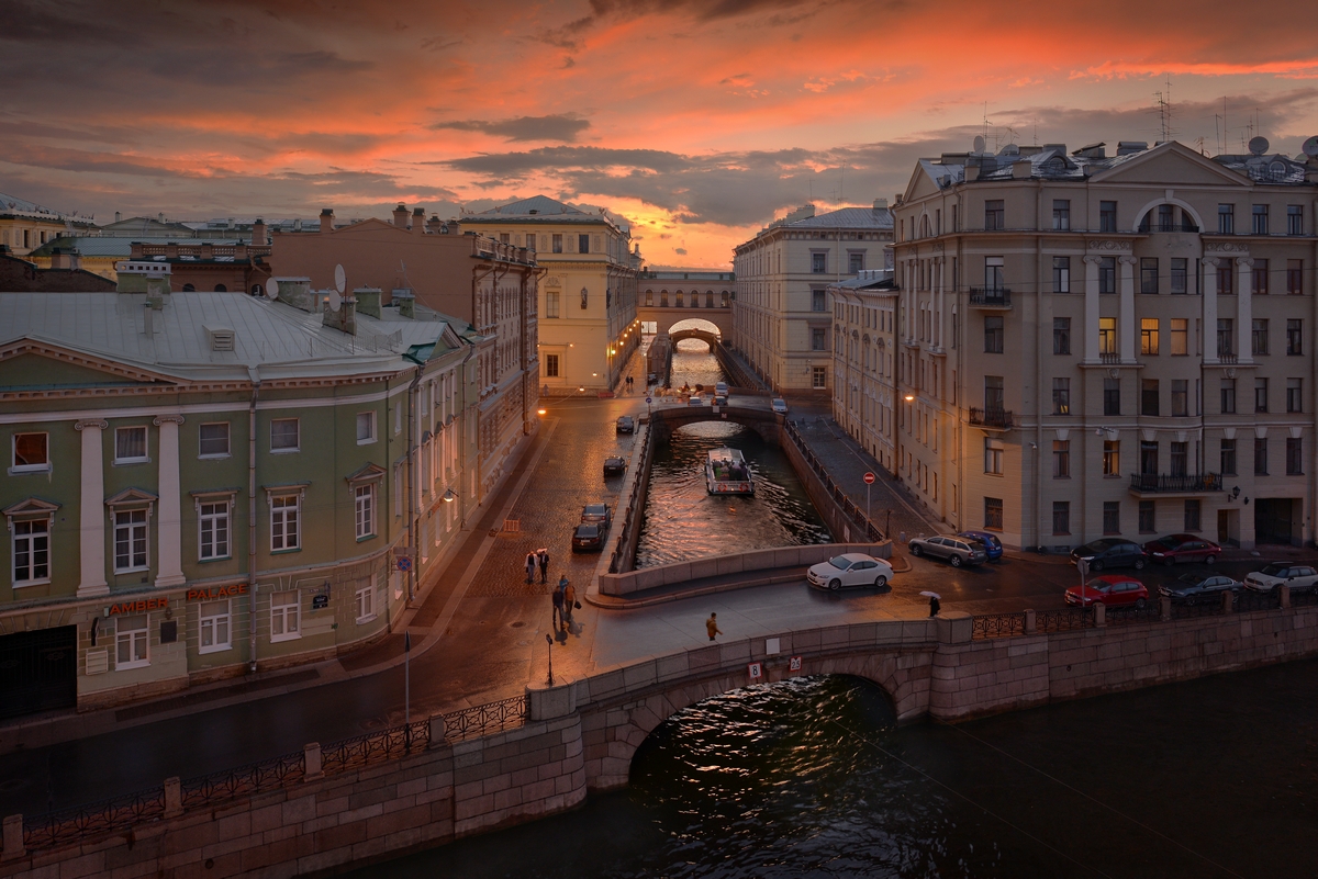 It shows St. Petersburg and its inhabitants in all their colors: kind and naive, evil and scary, buffoons and holy fools.