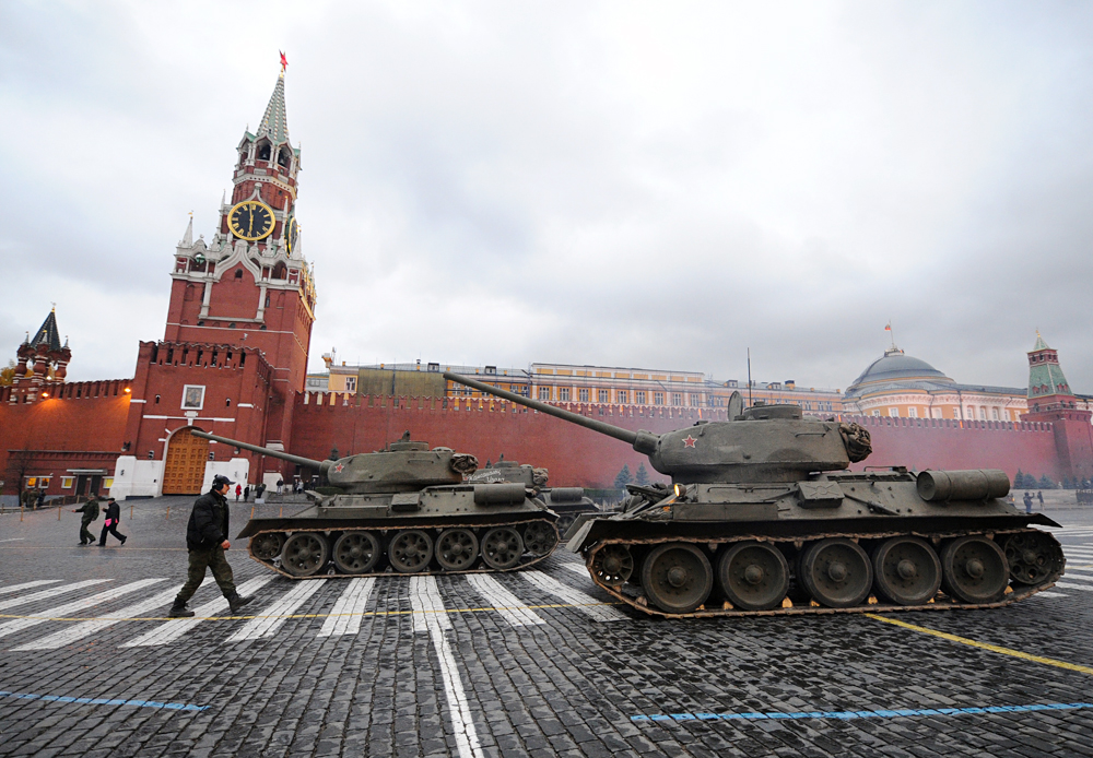 Vehículos de combate blindados en la Plaza Roja de Moscú durante el ensayo general del desfile de la Victoria.