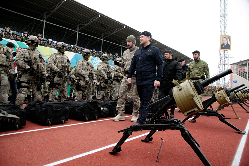 Líder tchetcheno inspeciona forças especiais locais em Grózni