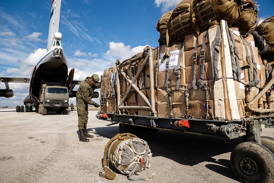 Seorang prajurit mengecek bantuan kemanusiaan dari Pusat Rekonsiliasi Rusia untuk Suriah di Lapangan Udara Hmeimim.