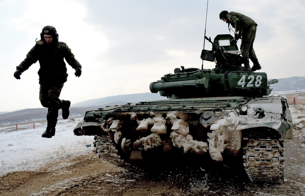 Посада тенка Т-72 се припрема за Тенковски биатлон. Полигон Сергејевка, Источно војни округ, Приморје.