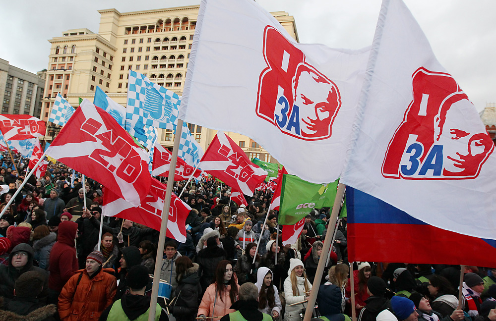 Anhänger der kremlnahen Jugendorganisation „Naschi“ („Die Unseren“) feiern den Sieg der Regierungspartei Einiges Russland bei den letzten Duma-Wahlen im Dezember 2011. „Ich bin dafür“, steht auf ihren Flaggen mit Putin-Aufdruck. 