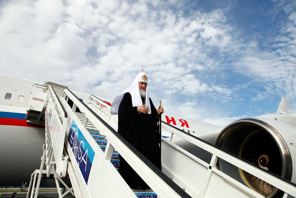 Руски патријарх Кирил излази из авиона на аеродрому у Хавани. Патријарх обилази земље Латинске Америке, националне лидере и руске православне заједнице.