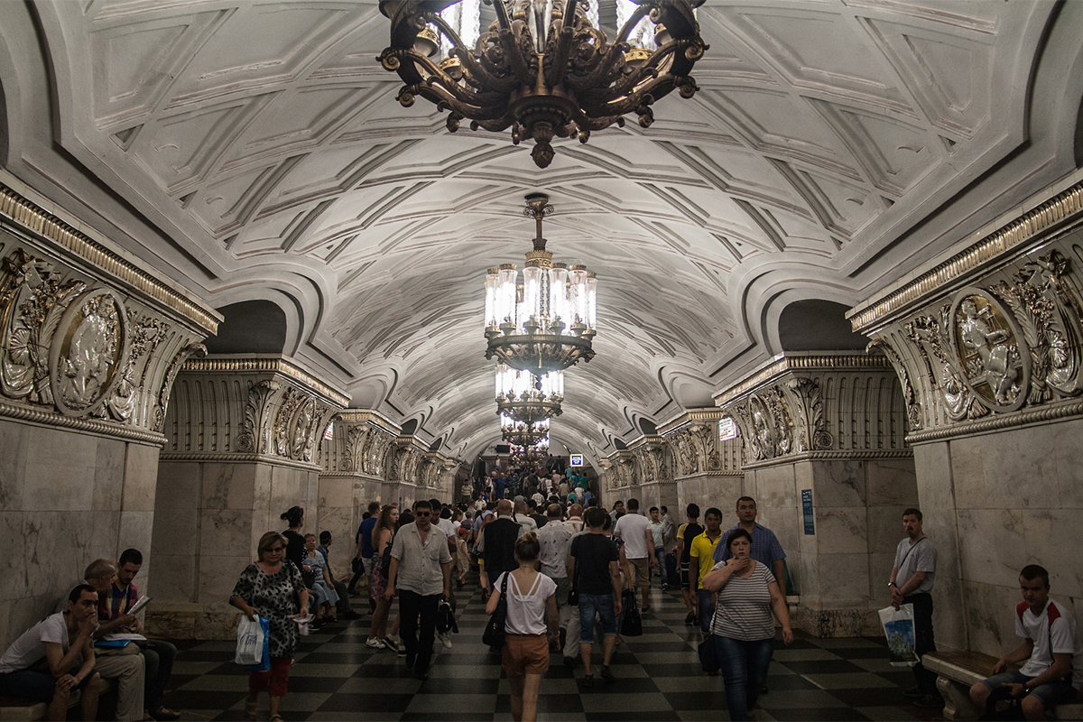 Унгарският фотограф Вьорош Заболч разказва фотоистория, която може да бъде наречена: „Как ме впечатли Московското метро“.