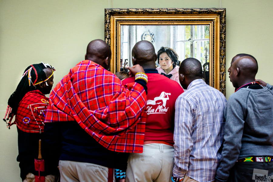 Members of the Masai tribe in the Tretyakov Gallery looking at Valentin Serov’s painting, “The Girl with Peaches”.