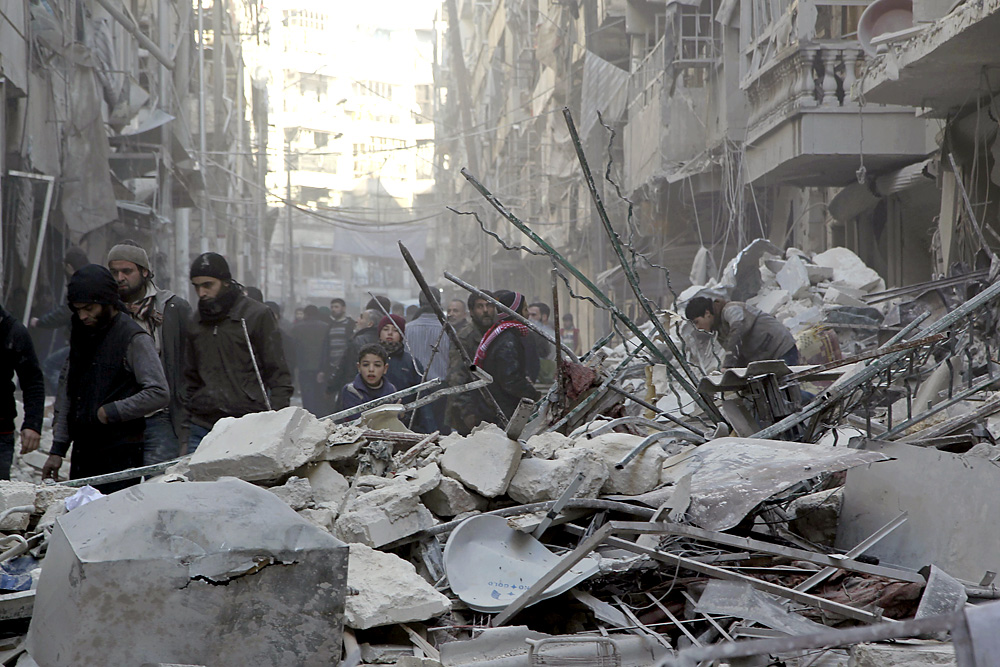Civis checam estragos após bombardeios aéreos do governo sírio em Aleppo. 