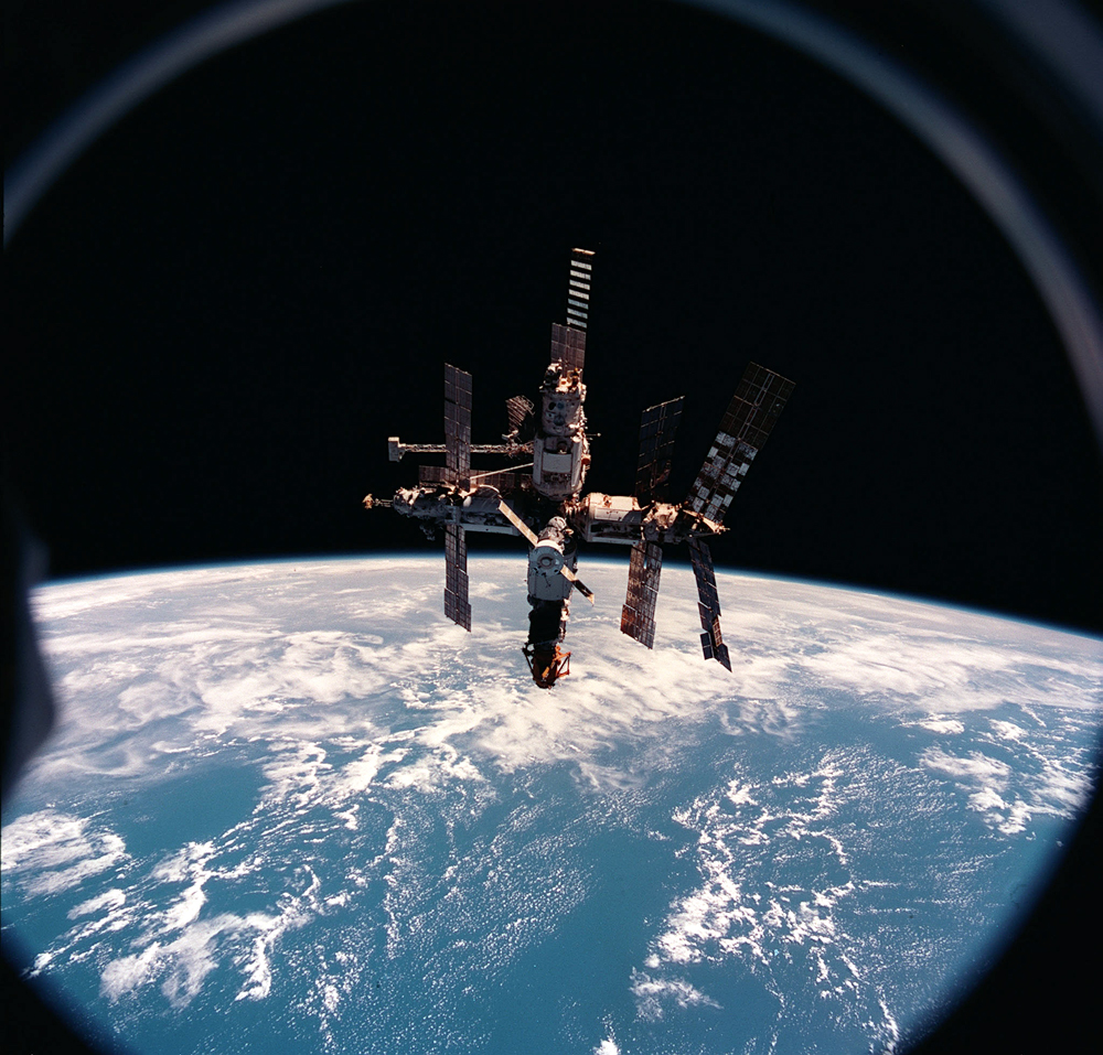 Russia's space control struggled on December 26, 2000, to restore contact with the Mir space station, seeking to prevent a possible crash landing by the aging orbiter.
