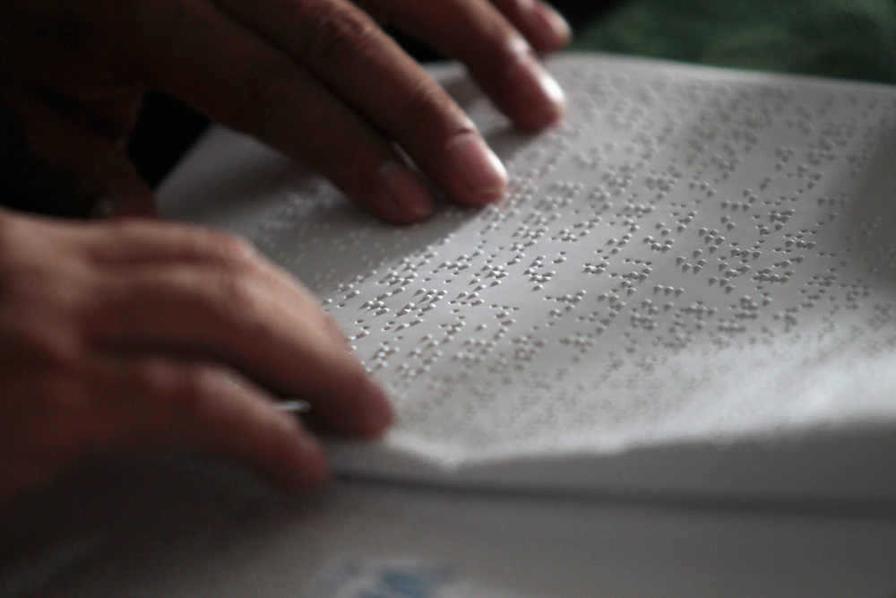 The device allows users to learn to read and write in Braille.