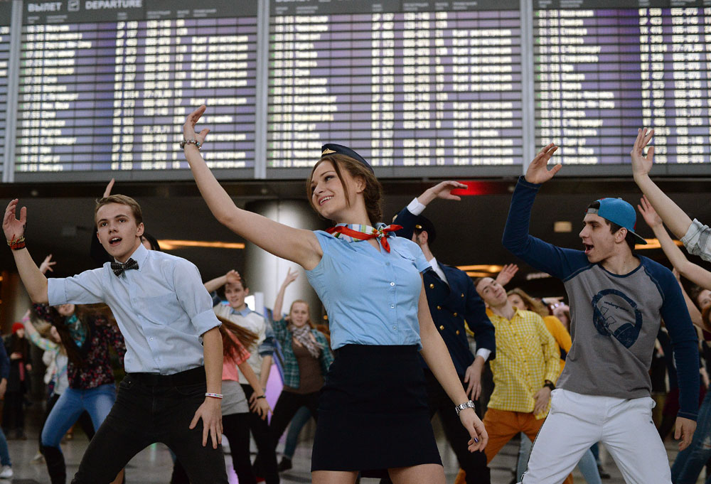 Participants in the Dance Moscow campaign at Vnukovo Airport.