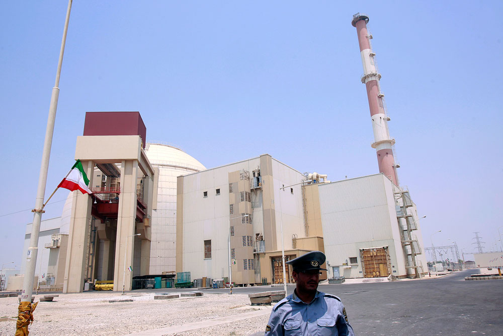 Seorang petugas keamanan berdiri di depan reaktor nuklir Bushehr, 1.200 km di selatan Teheran, 21 Agustus 2010.