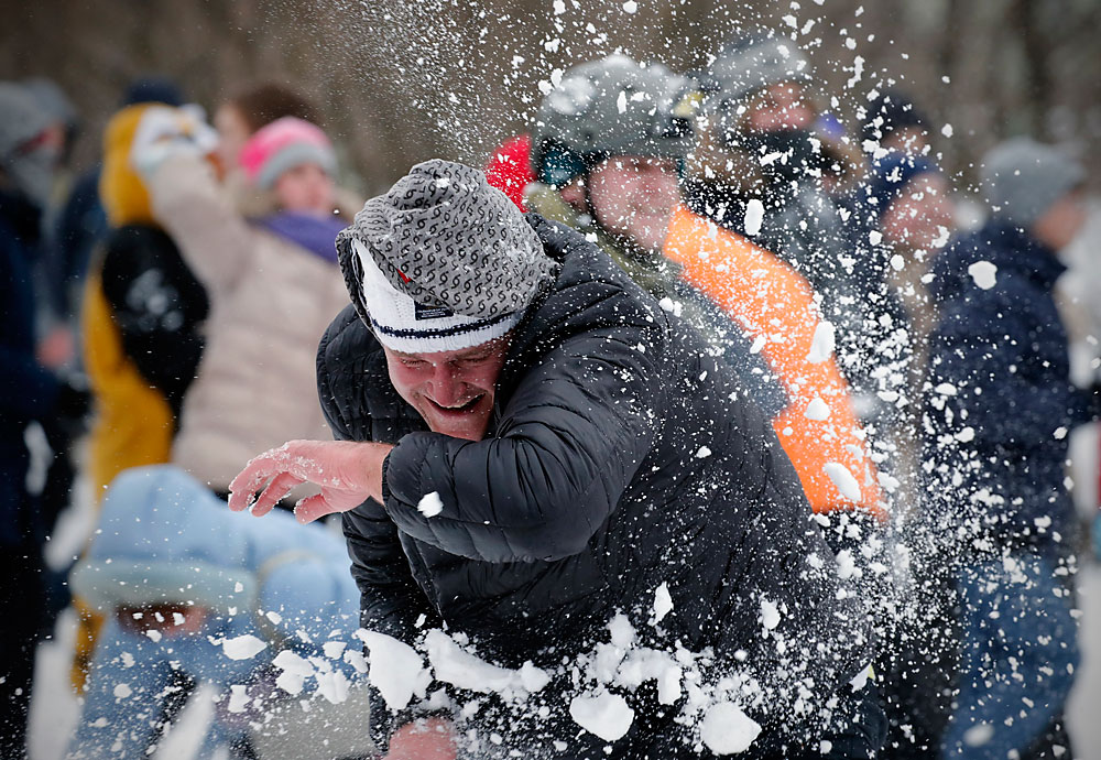  Луѓе уживаат во битка со снежни топки на Марсово Поле во Санкт Петербург, Русија, 28 февруари, 2016. Синоптичарите предвидуваат постојани врнежи од снег деновите што доаѓаат. 