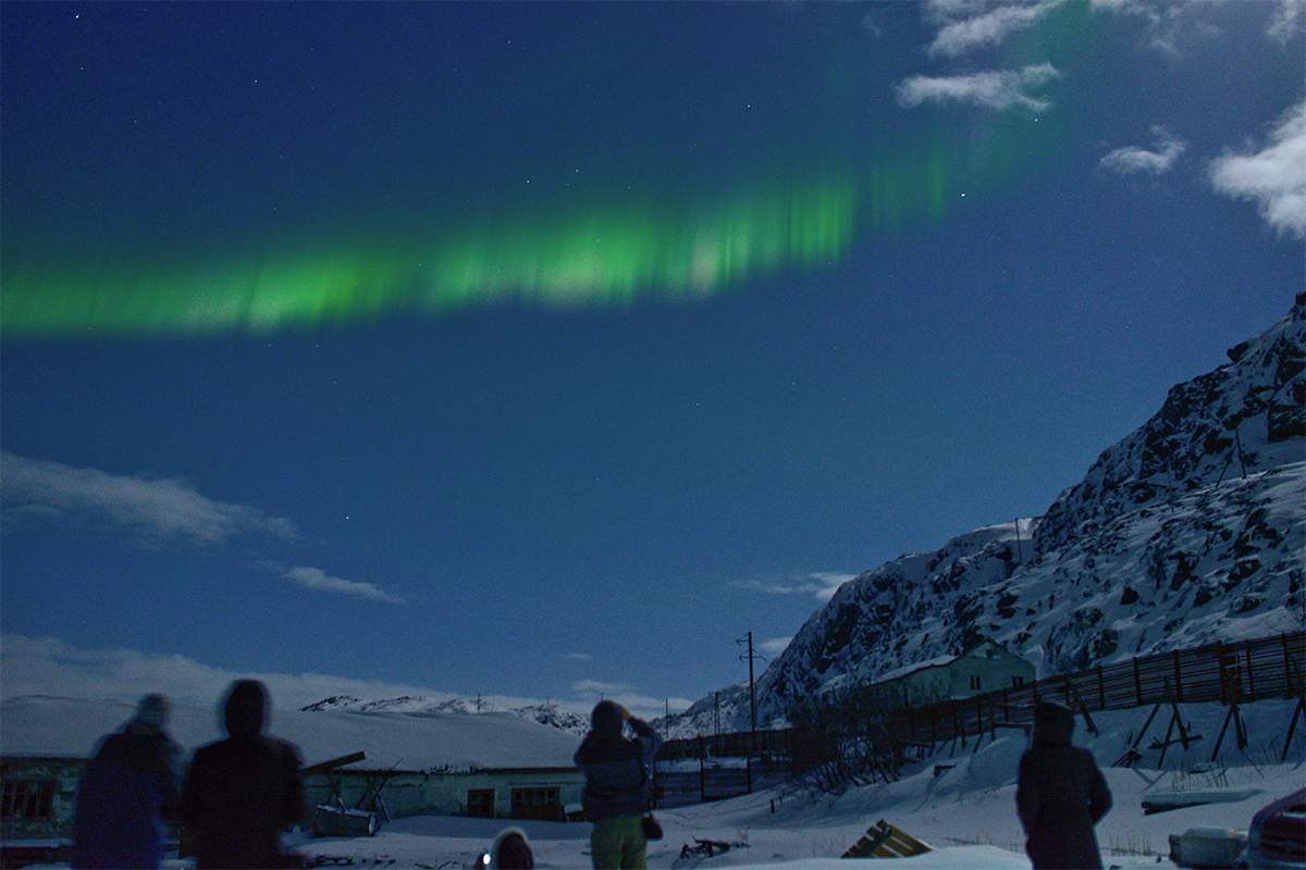Ako samo digneš glavu i pogledaš nebo, vidjet ćeš nešto što ublažava duge polarne noći – Auroru Borealis. 