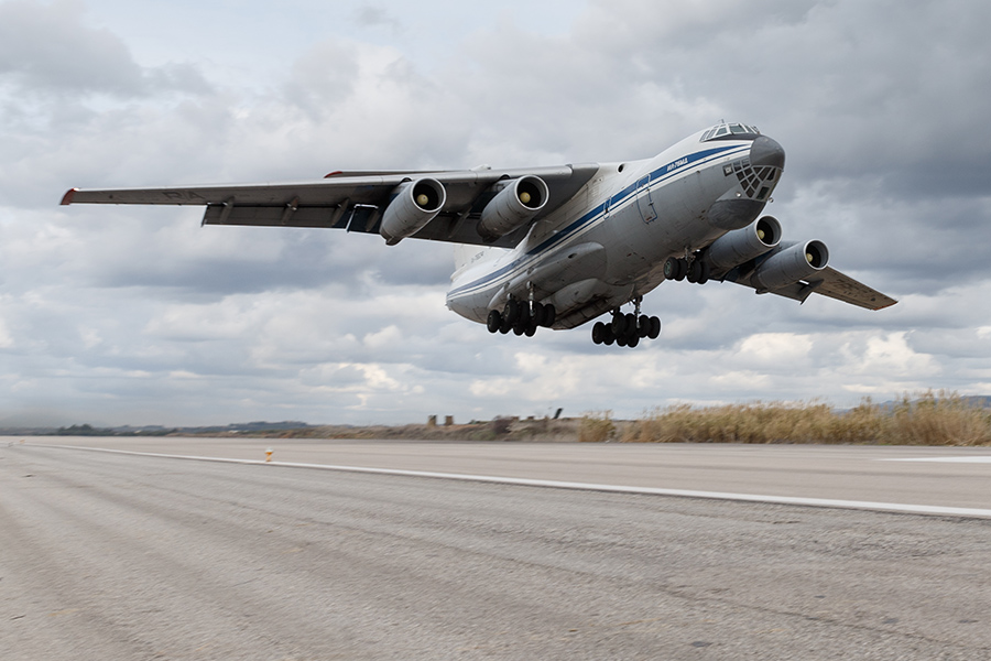 Pesawat angkut militer Il-76 bersiap untuk mendarat di Pangkalan Udara Hmeimim, Suriah. Bantuan kemanusiaan Rusia kepada warga Suriah terus berlanjut.