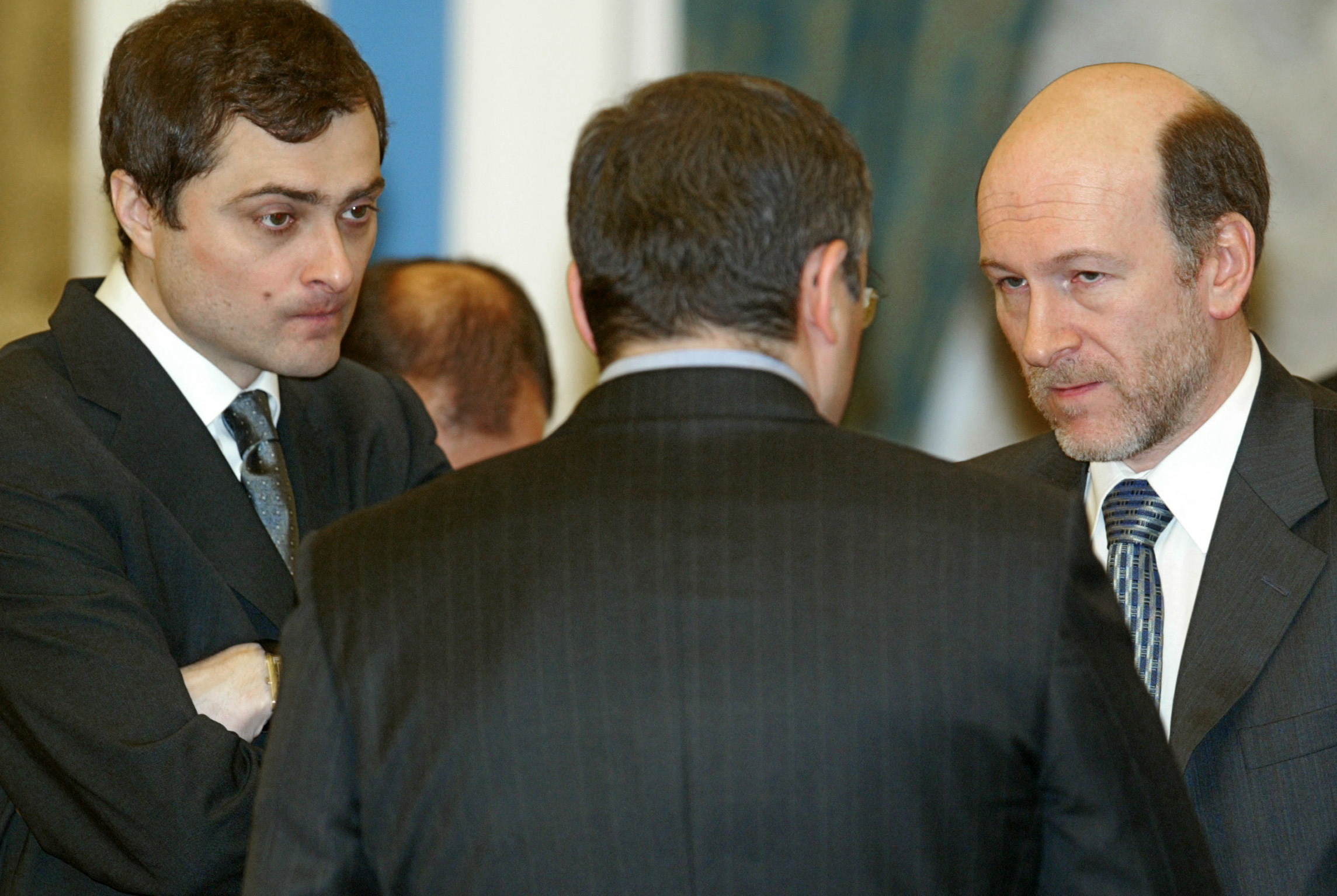 Seine Karriere begann Wladislaw Surkow (l.) Ende der 1980er-Jahre als Leibwächter von Chodorkowski (Mitte). Auf dem Bild ist er bereits stellvertretender Leiter der Präsidialverwaltung, hier mit seinem Chef Alexander Woloschin (r.) auf einem Empfang für Unternehmer im Februar 2003 im Kreml. 