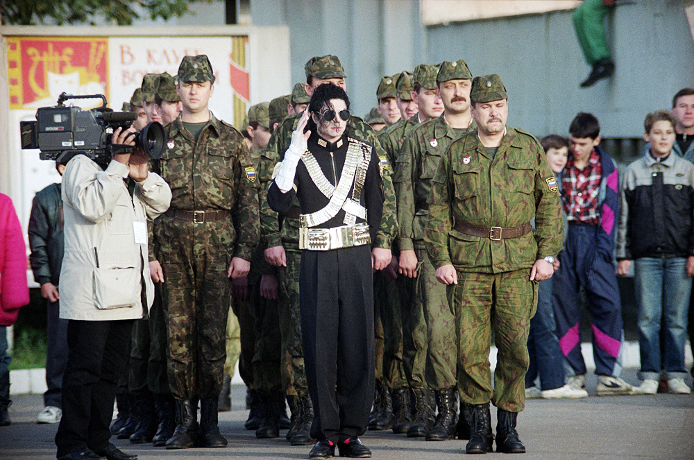 Bintang pop Michael Jackson berbaris dengan tentara Angkatan Darat Rusia di sebuah pangkalan militer di pinggiran kota Moskow, Selasa, 14 September 1993, selama proses rekaman video musiknya yang terbaru. Jackson dijadwalkan akan melaksanakan konser pertama dan satu-satunya di negara bekas Uni Soviet ini di Stadion Olympic, di Moskow, pada hari Rabu.