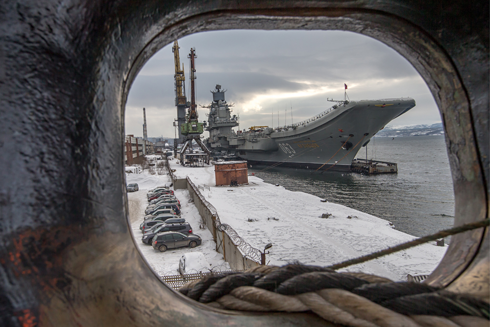Рускиот носач на авиони „Адмирал Кузнецов“ во 35-метарскиот погон за ремонт на бродови каде се врши обнова на техничката подготвеност на бродот пред летниот морски поход во Средоземното море. 9 март, Мурманск, Русија.