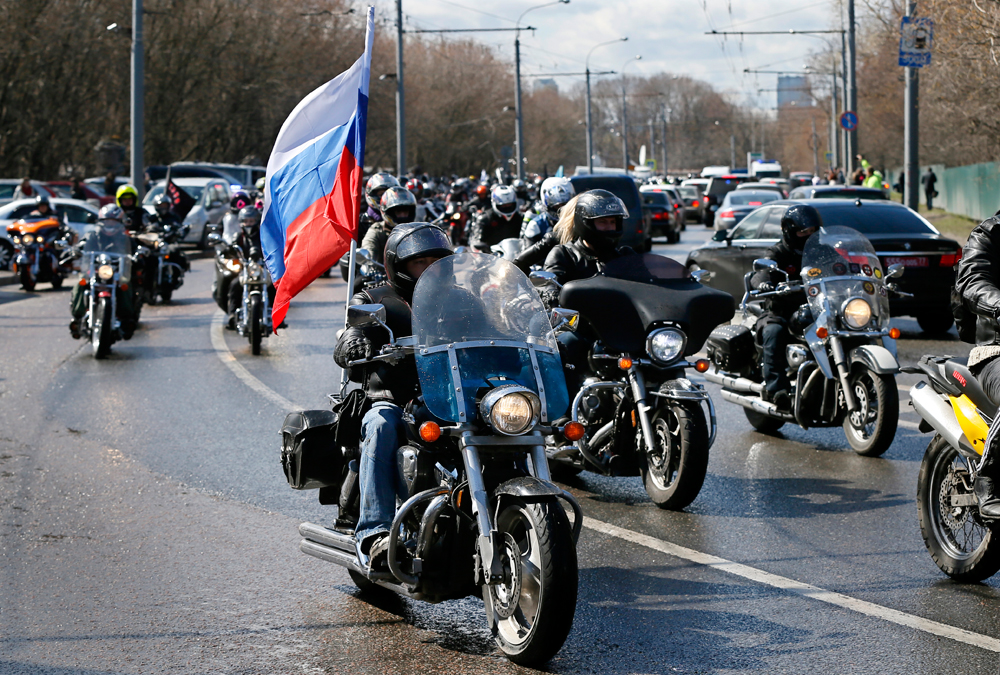 Des motards du groupe pro-Kremlin “Notchnyie volki” (Loups de la Nuit) lors d’une course de moto organisée à Moscou à l’occasion du 70e anniversaire de la Victoire de la Grande guerre patriotique, le 25 avril 2015.