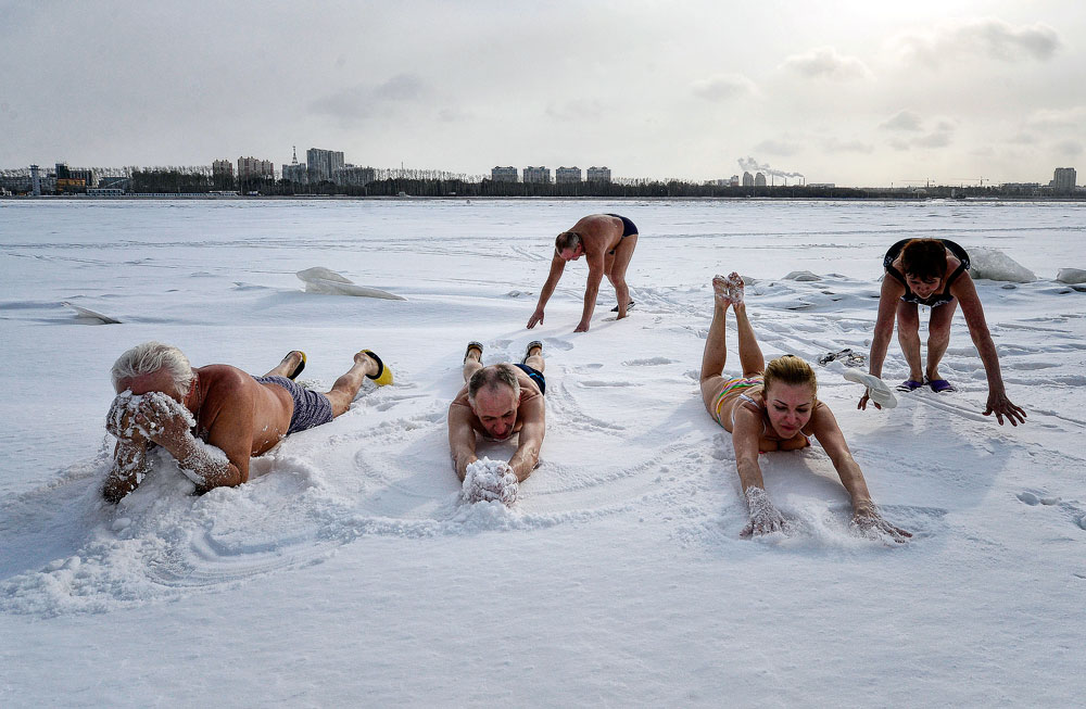 Mitglieder des Klubs „Walrösser aus Amur“ in Blagoweschtschensk machen Morgengymnastik im Schnee. „Walross“ (Russisch „Morj“) werden in Russland Eisschwimmer genannt.