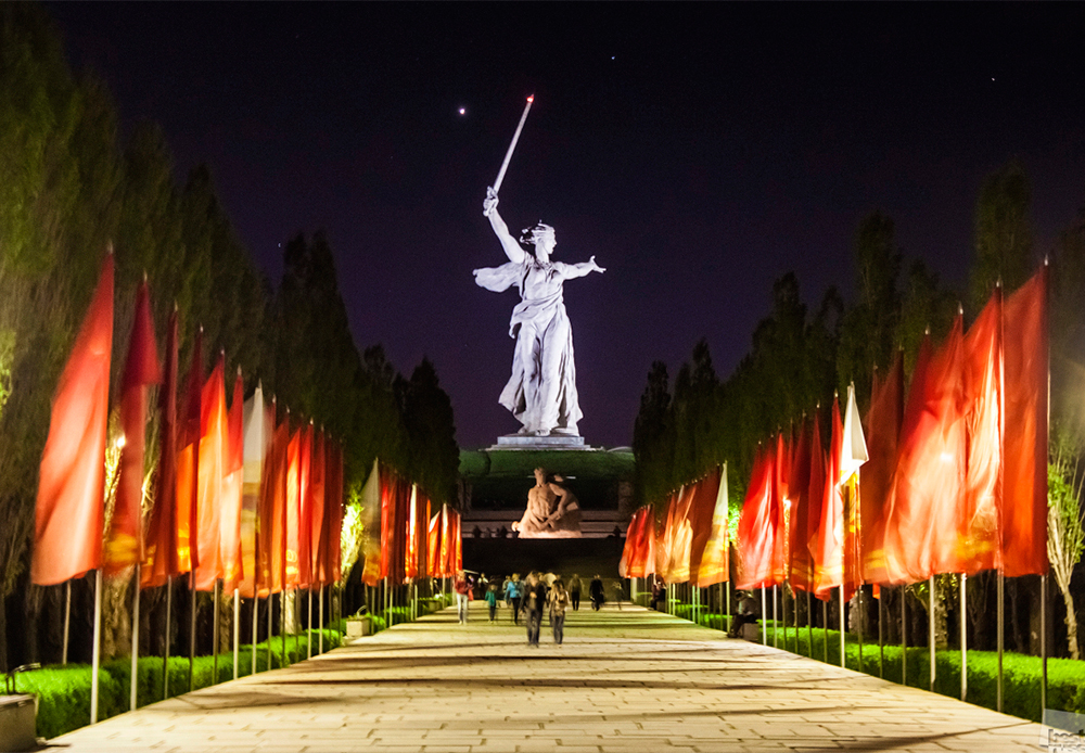 Споменикот „Мајката-татковина повикува!“ на Мамаевиот курган, рид над Волгоград, снимен навечер наспроти одбележувањето на 70-годишнината од крајот на Големата татковинска војна. Посветен е на Сталинградската битка.
