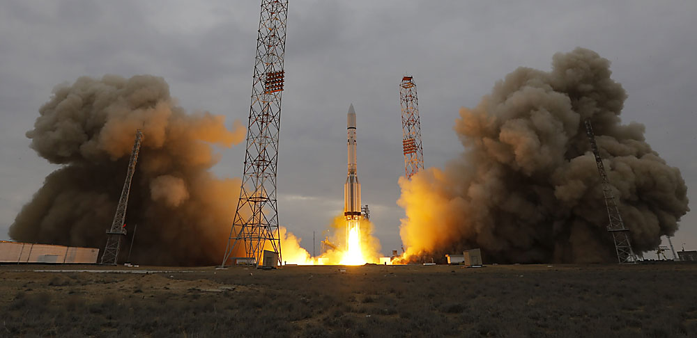 Le lancement de la fusée-porteuse Proton-M.