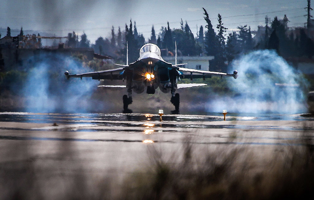 Lovec Su-34 pristaja v ruski zračni bazi Hmejmim v Siriji.