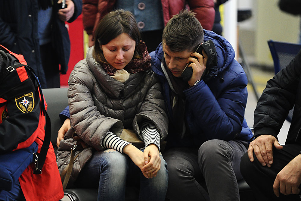 Familiari delle vittime in attesa di maggiori informazioni sul disastro aereo. 