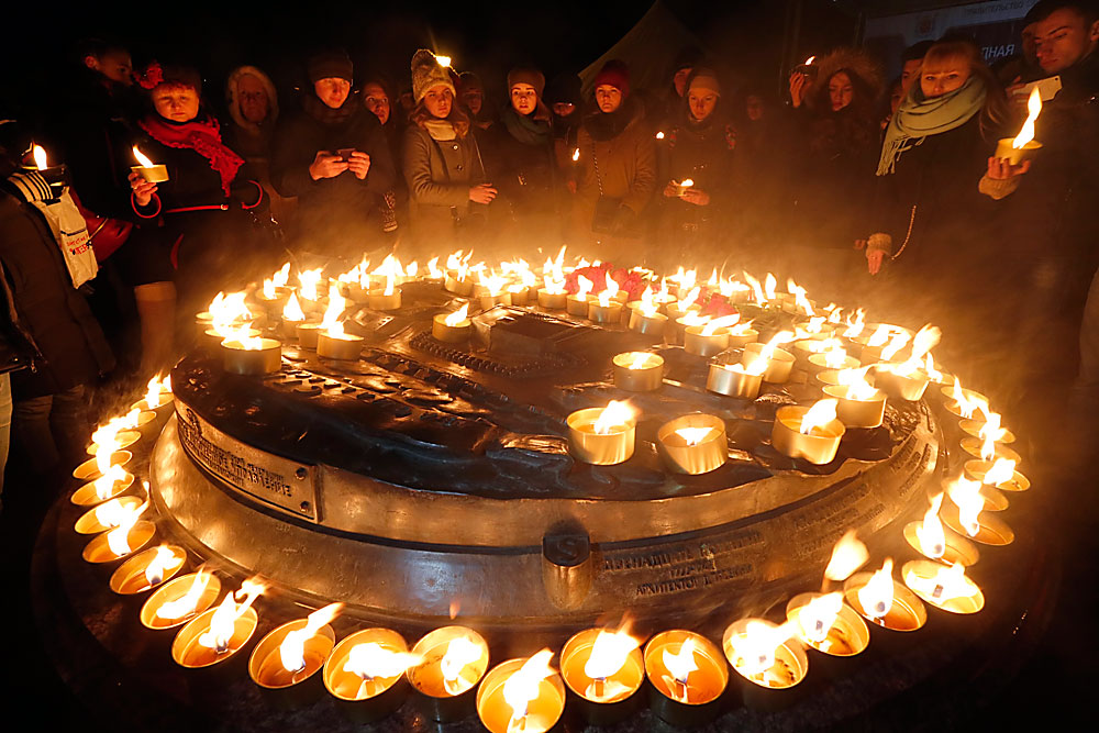 Луѓе положуваат цвеќе и палат свеќи во Санкт Петербург во спомен на жртвите на падот на Боинг 737-800, 19 март, Санкт Петербург, Русија. 